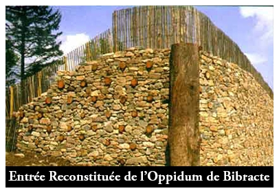 L&rsquo;Oppidum est, en fait, un village fortifi&eacute; et parfois une ville. Un oppidum tr&egrave;s connu qui a donn&eacute; lieu &agrave; beaucoup de recherches est celui de Bibracte dans la Ni&egrave;vre, sur le mont Beuvray, dont vous voyez ici une reconstitution. C&rsquo;est l&agrave; que Vercing&eacute;torix fut proclam&eacute; le chef des Gaulois et que, un peu plus tard, Jules C&eacute;sar termina son livre sur la Guerre des Gaules. Cette ville comptait entre 5.000 et 20.000 habitants et &eacute;tait prot&eacute;g&eacute;e par 7km de fortifications. Les oppida &eacute;taient tr&egrave;s souvent &eacute;rig&eacute;s au sommet de collines d&eacute;bois&eacute;es pour faciliter leur d&eacute;fense et l&rsquo;observation des environs