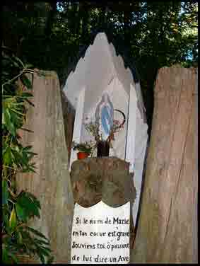 Toujours &agrave; la Ville Orion, dans l&rsquo;all&eacute;e qui m&egrave;ne au ch&acirc;teau, un petit oratoire tr&egrave;s particulier a &eacute;t&eacute; &eacute;rig&eacute;, entre&nbsp;deux vieux troncs d&rsquo;arbres, par un anc&ecirc;tre de la famille de Longeaux.