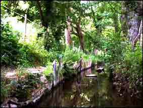 Un sentier de halage fut am&eacute;nag&eacute; lui aussi en palis. Il existe toujours et vient, d&rsquo;ailleurs, d&rsquo;&ecirc;tre restaur&eacute; par la commune