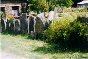 le  sol gacilien est constitu&eacute; de schiste : schiste pourpre au Nord de cette ligne de cr&ecirc;te et schiste d&rsquo;Angers au Sud, le premier plut&ocirc;t destin&eacute; aux palis, dalles et moellons, le second donnant les ardoises.