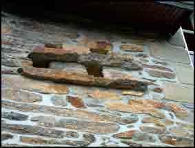 On peut les consid&eacute;rer comme des d&eacute;pendances du logis principal car ils ne sont jamais tr&egrave;s &eacute;loign&eacute;s de celui-ci. Un seul a &eacute;t&eacute; recens&eacute; sur la commune, au village de la Basse-Cour. Ce n&rsquo;est pas un local isol&eacute; comme d&rsquo;habitude mais, curieusement, il consiste en un am&eacute;nagement de la maison du propri&eacute;taire. Une tr&egrave;s vieille demeure de ce village ayant appartenu &agrave; Laurent Audran, un ancien cur&eacute; de La Gacilly au d&eacute;but du XVII&deg; si&egrave;cle, fut rachet&eacute;e et son nouveau propri&eacute;taire la fit restaurer ; il profita alors de ces travaux pour transformer le grenier en pigeonnier. Toute la fa&ccedil;ade, &agrave; hauteur de ce grenier, fut perc&eacute;e de trous pour permettre la sortie des volatiles, ces trous furent encadr&eacute;s par des palis plac&eacute;s horizontalement et en l&eacute;ger d&eacute;bord pour leur servir de perchoir. La maison ayant &eacute;t&eacute; rachet&eacute;e et r&eacute;nov&eacute;e &agrave; nouveau, l&rsquo;actuel propri&eacute;taire a eu l&rsquo;heureuse id&eacute;e de conserver certaines de ces petites ouvertures