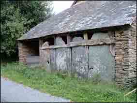 Ce b&acirc;timent d&rsquo;une certaine longueur &eacute;tait utilis&eacute; comme pressoir il n&rsquo;y a pas encore tr&egrave;s longtemps. Son emplacement, parall&egrave;le au chemin et son ouverture tr&egrave;s large, permettaient de faire reculer les charrettes de pommes pr&egrave;s du moulin. Les deux pignons sont en pierres de schiste, la fa&ccedil;ade est en palis plac&eacute;s verticalement et retenus par une barre en bois.