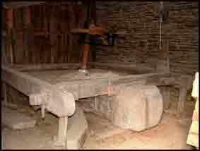 Ce genre de b&acirc;timent peut lui aussi &ecirc;tre rang&eacute; parmi les d&eacute;pendances du logis principal. Leur nombre est en diminution constante et il n&rsquo;en reste que tr&egrave;s peu en &eacute;tat de fonctionner. Celui du Tay est vraiment remarquable d&rsquo;autant plus que le moulin &agrave; &eacute;craser les pommes qui l&rsquo;accompagne est lui aussi devenu un objet de mus&eacute;e.

