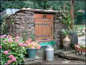 = La margelle du puits de la Villio est tr&egrave;s us&eacute;e ce qui prouve son anciennet&eacute;