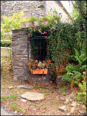 C&rsquo;est un puits communal qui poss&egrave;de la plupart des caract&eacute;ristiques des puits gaciliens avec, cependant, quelques particularit&eacute;s comme son toit qui n&rsquo;est qu&rsquo;&agrave; une seule pente en palis. L&rsquo;int&eacute;rieur est lui aussi sp&eacute;cial puisqu&rsquo;il a un plan de fer &agrave; cheval