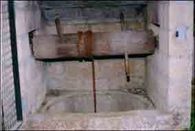 C&rsquo;est un puits communal carr&eacute; qui a &eacute;t&eacute; enti&egrave;rement reconstruit &agrave; l&rsquo;identique mais malheureusement avec des parpaings et du ciment