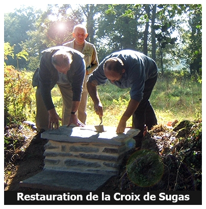 Elle mesure un m&egrave;tre de hauteur environ et les bras pr&eacute;sentent une largeur de 65 cm ; elle fait partie des croix dites basses. Pour les sp&eacute;cialistes, il s&rsquo;agit d&rsquo;une croix latine simple. L&rsquo;absence d&rsquo;empattement (renflement &agrave; la base du f&ucirc;t) est l&rsquo;un des signes de son anciennet&eacute;. ainsi que son mode de fixation qui consiste en un palis horizontal chanfrein&eacute; ayant en son centre un trou dans lequel le f&ucirc;t est plant&eacute;.