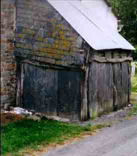 Appuy&eacute;e sur le mur arri&egrave;re du logis du propri&eacute;taire, cette soue ressemble beaucoup &agrave; celle de la Saudraie par les mat&eacute;riaux utilis&eacute;s et leur utilisation tant pour les parois que pour le toit. Par contre, l&rsquo;ouverture est tourn&eacute;e vers l&rsquo;Ouest