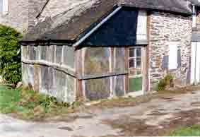 La soue de la Saudraie, tr&egrave;s bien conserv&eacute;e, a trois de ses parois en palis taill&eacute;s maintenus par des barres en bois, le quatri&egrave;me c&ocirc;t&eacute; &eacute;tant le pignon du logis du propri&eacute;taire. Le toit ainsi que les deux c&ocirc;t&eacute;s du toit sont en ardoises. Afin de suivre les limites de la propri&eacute;t&eacute;, la fa&ccedil;ade est beaucoup plus large que le fonds ce qui donne une forme trap&eacute;zo&iuml;dale au toit