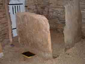 Parmi les d&eacute;pendances du logis principal, les soues tiennent une place &agrave; part d&rsquo;abord par leur nombre assez important dans la campagne gacilienne mais aussi par leur mode de construction. Pour ce qui est du nombre, on peut dire que chaque ferme et beaucoup de maisons dans les villages avaient sa ou ses soues &agrave; cochons. Quant &agrave; la construction, le mat&eacute;riau le plus utilis&eacute; est naturellement le schiste, d&rsquo;abord les palis qui sont employ&eacute;s dans l&rsquo;&eacute;dification des murs, des cloisons int&eacute;rieures, du sol mais aussi pour constituer un enclos c&rsquo;est &agrave; dire une petite cour ferm&eacute;e devant la soue ; m&ecirc;me le dallage de cet enclos est en palis tr&egrave;s souvent