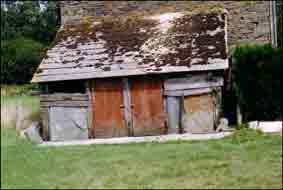 Cette autre soue de la Provostais est vraiment tr&egrave;s sp&eacute;ciale d&rsquo;abord par sa fa&ccedil;ade avec deux ouvertures jumelles, le reste &eacute;tant compl&eacute;t&eacute; avec des palis et des planches&nbsp;; les deux c&ocirc;t&eacute;s sont construits de la m&ecirc;me fa&ccedil;on en palis et en planches plut&ocirc;t disjointes.