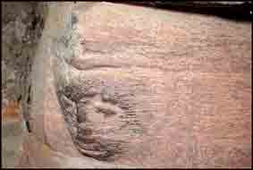 Sous le corbelet droit, a &eacute;t&eacute; sculpt&eacute;e une t&ecirc;te ; certains pensent qu&rsquo;il s&rsquo;agit de l&rsquo;ankou breton, c&rsquo;est &agrave; dire la repr&eacute;sentation de la mort ;d&rsquo;autres ont &eacute;mis l&rsquo;id&eacute;e qu&rsquo;il pouvait s&rsquo;agir d&rsquo;une t&ecirc;te souffleuse. Ne s&rsquo;agirait-il pas plut&ocirc;t d&rsquo;une repr&eacute;sentation templi&egrave;re ? En effet, les Templiers, dans certaines de leurs maisons se faisaient repr&eacute;senter par une t&ecirc;te sculpt&eacute;e dans la pierre comme &agrave; Arzal par exemple