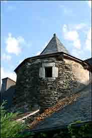 Comme plusieurs maisons de cette rue, en 1824, elle avait deux propri&eacute;taires : Jean Denis avait le rez-de-chauss&eacute;e, la chambre et le grenier appartenant &agrave; Pierre Boucher, chapelier &agrave; La Gacilly