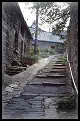 La venelle des Fours o&ugrave; l&rsquo;extr&eacute;mit&eacute; gauche de chaque marche lorsqu&rsquo;on monte &agrave; la Bergerie est biseaut&eacute;e pour faciliter le passage des brouettes. Cette venelle est ainsi d&eacute;nomm&eacute;e parce que c&rsquo;est l&agrave; que se trouv&egrave;rent, avant la r&eacute;volution les deux fours &agrave; ban du seigneur gacilien